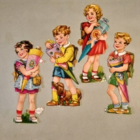 Piger og drenge med kræmmerhuse, h: 12 cm. 4. stk. tyske gamle tyske  glansbilleder.